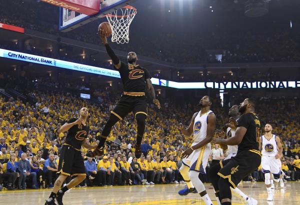 场均35.2分，杜兰特加冕FMVP！勇士一年后再夺总冠军