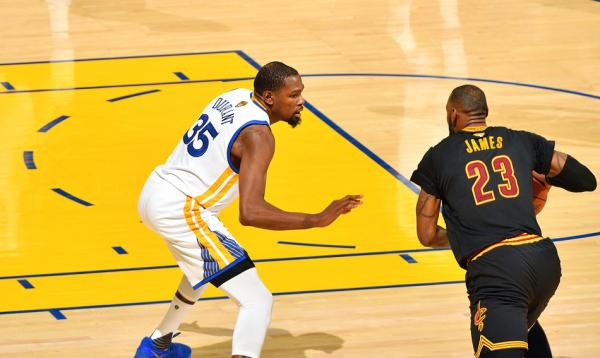 场均35.2分，杜兰特加冕FMVP！勇士一年后再夺总冠军