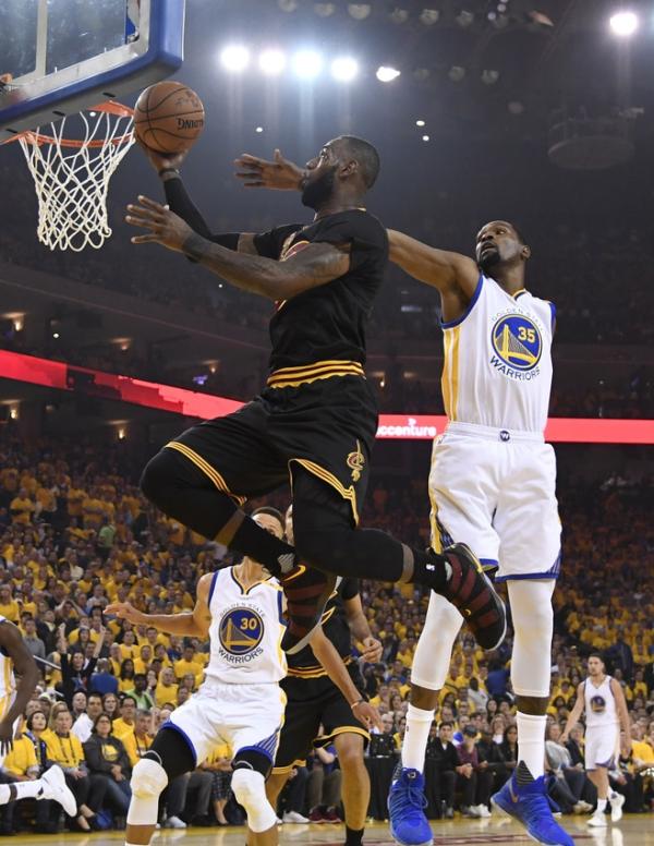 场均35.2分，杜兰特加冕FMVP！勇士一年后再夺总冠军