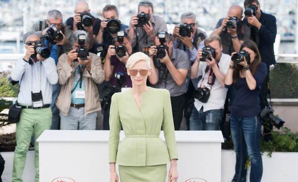 大明星都戴浅色太阳眼镜了，你还在戴“黑超”装神秘么