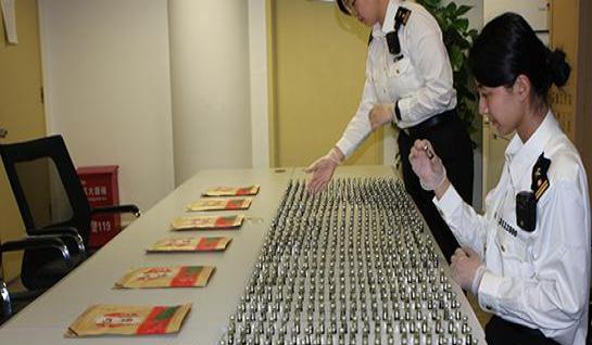 厦门海关首次查获旅客携带熊胆汁，共700瓶混在红茶袋内