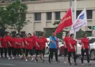 青岛惊现大爷大妈“暴走团”，不顾车辆占用机动车道健身