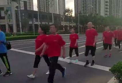 青岛惊现大爷大妈“暴走团”，不顾车辆占用机动车道健身