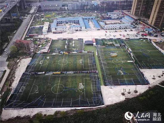 男子花千万将垃圾场改造足球场，城管：私占绿地，依法拆除