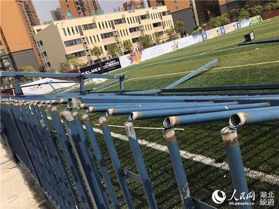 男子花千万将垃圾场改造足球场，城管：私占绿地，依法拆除