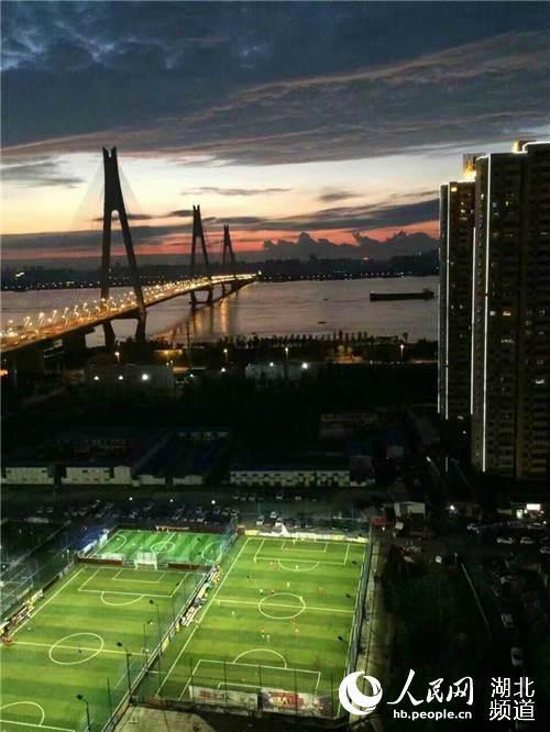 男子花千万将垃圾场改造足球场，城管：私占绿地，依法拆除