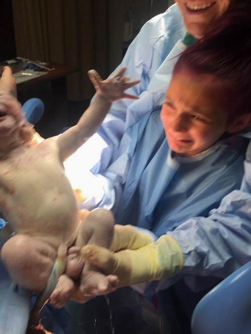 12岁女孩跟着医生“接生”弟弟，生娃时你会让家人陪产吗