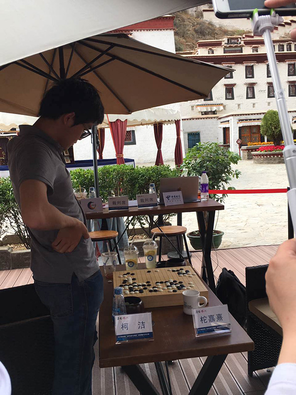 特写丨我和柯洁同走川藏线：一路上看到狗，他总会上去抱抱