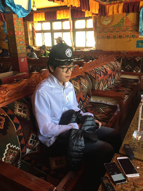 特写丨我和柯洁同走川藏线：一路上看到狗，他总会上去抱抱