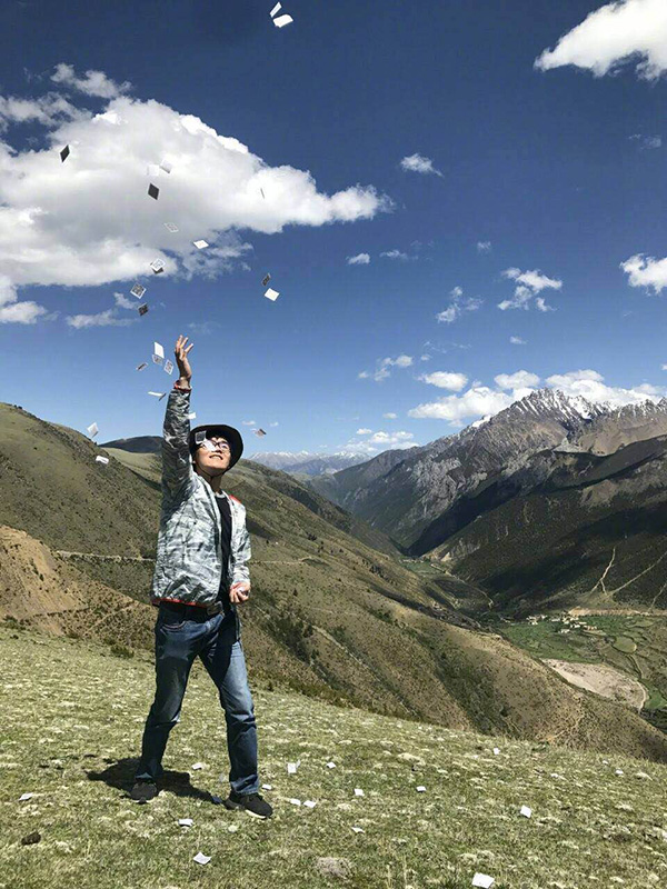 特写丨我和柯洁同走川藏线：一路上看到狗，他总会上去抱抱