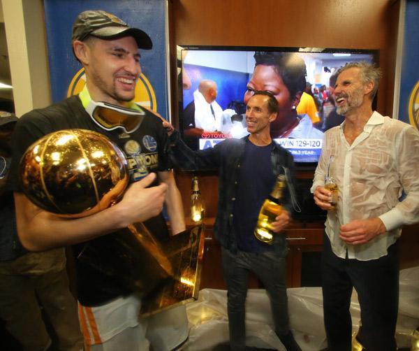 纳什终于有了总冠军戒指，但他说自己“只能教库里洗衣服”