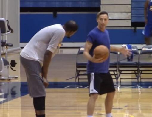 纳什终于有了总冠军戒指，但他说自己“只能教库里洗衣服”