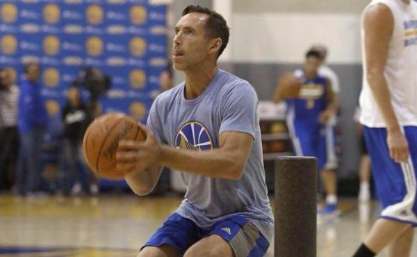 纳什终于有了总冠军戒指，但他说自己“只能教库里洗衣服”