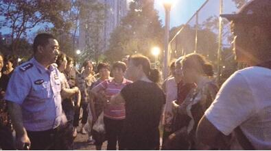 南京又现“广场舞大妈抢占篮球场”，负伤民警拄拐调解矛盾