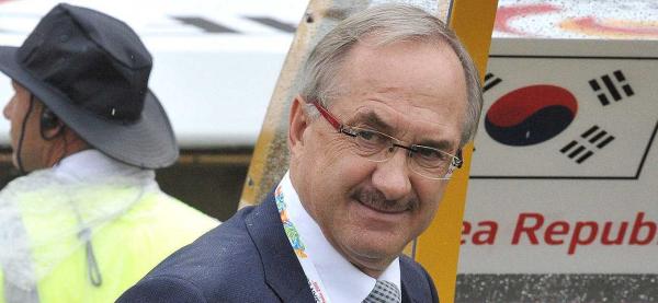 韩国队主帅施蒂利克下课，崔龙洙有机会继任主教练吗