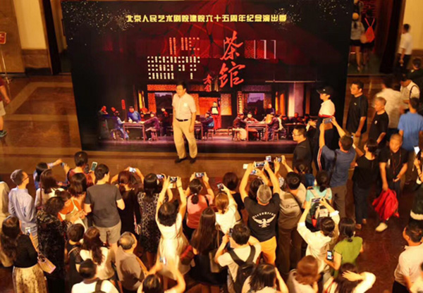 为北京人艺“疯狂”的观众：有人不到3点就起来排队买票