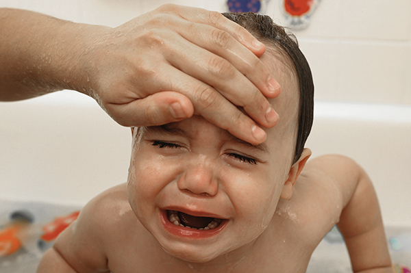 宝宝发烧手脚冰冷时不宜洗温水澡，高蛋白大补不可取