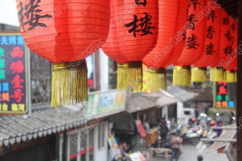 一排灯笼高高挂