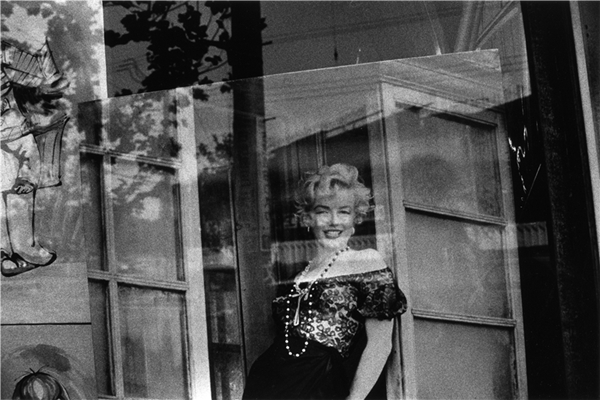 石内都：我只拍摄黑白照片，无彩之色散发出妖艳气息