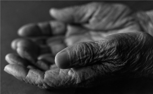 石内都：我只拍摄黑白照片，无彩之色散发出妖艳气息