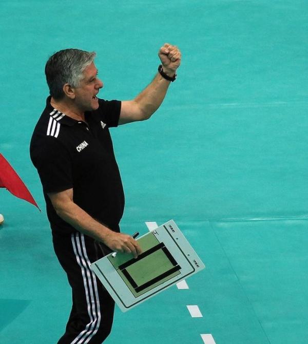 男排复仇战打出久违韧性，外教洛萨诺也搞“会海战术”