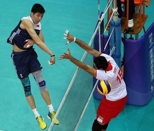 男排复仇战打出久违韧性，外教洛萨诺也搞“会海战术”