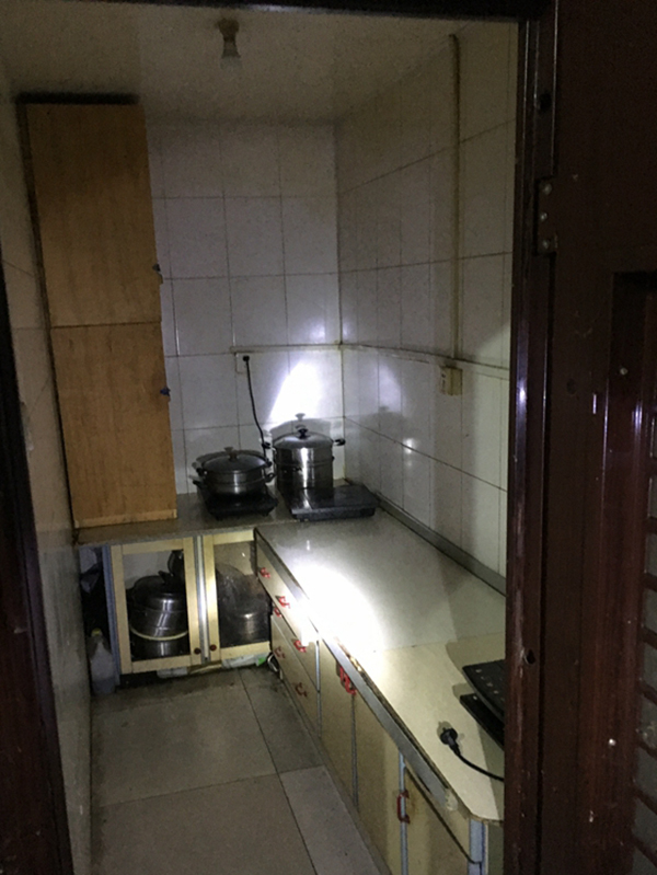 北京某高档小区地下二层防空洞改群租房，至少400人居住