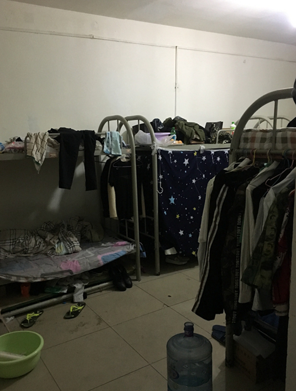 北京某高档小区地下二层防空洞改群租房，至少400人居住