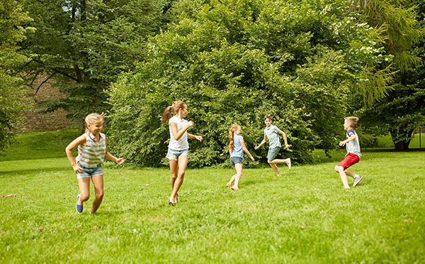 想给孩子一个自由放养的暑假？你得扛得住朋友圈的压力