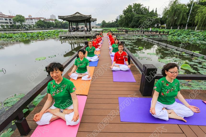南通，清清荷塘秀瑜伽  (4).jpg