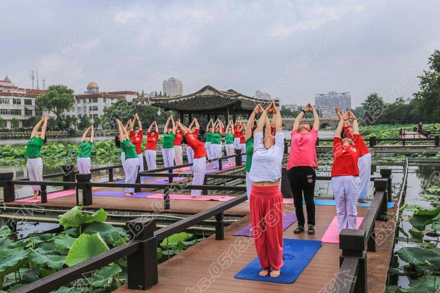 南通，清清荷塘秀瑜伽  (8).jpg