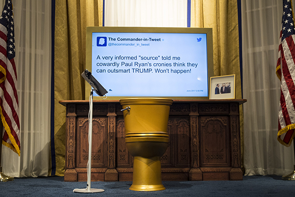 趣看｜特朗普推特图书馆，坐“金马桶”感受美国总统推特外交