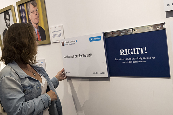 趣看｜特朗普推特图书馆，坐“金马桶”感受美国总统推特外交