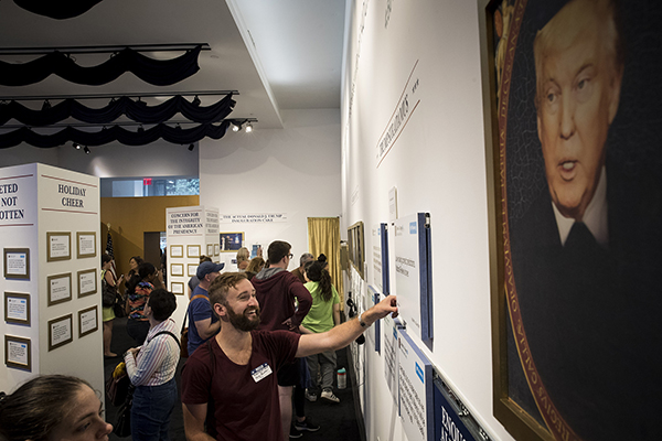 趣看｜特朗普推特图书馆，坐“金马桶”感受美国总统推特外交