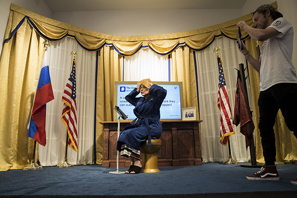 趣看｜特朗普推特图书馆，坐“金马桶”感受美国总统推特外交