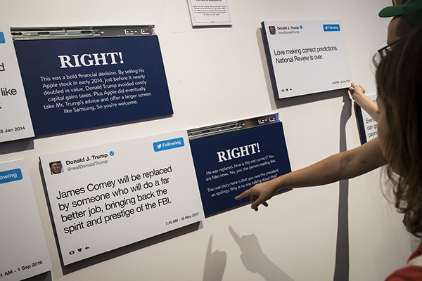 趣看｜特朗普推特图书馆，坐“金马桶”感受美国总统推特外交