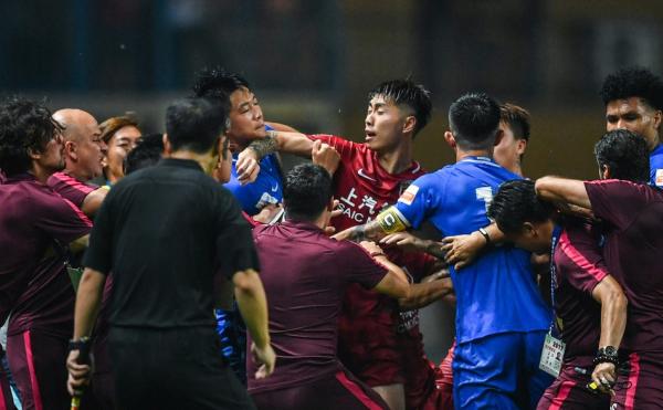 谁是中超联赛最大“敌人”：裁判频现低级误判，足协为何不管
