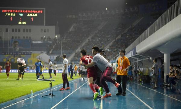 谁是中超联赛最大“敌人”：裁判频现低级误判，足协为何不管