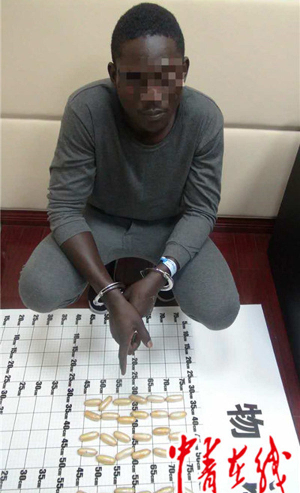 上海海关查获人体藏匿走私毒品案，非洲男子腹内藏30圆柱体