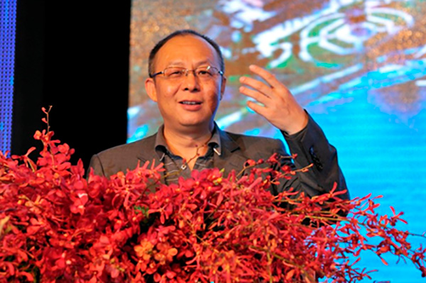 胡弘成金地首位离职副总裁，一年前年薪从224万降到80万