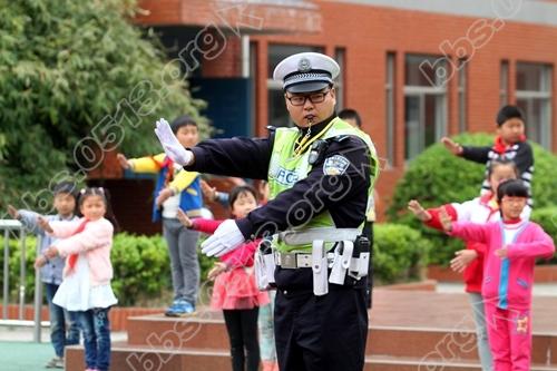 牢记法规 文明出行.JPG