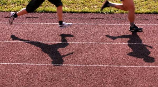 陕西安康高二男生校队长跑后猝死，校方：家长索赔数额过大