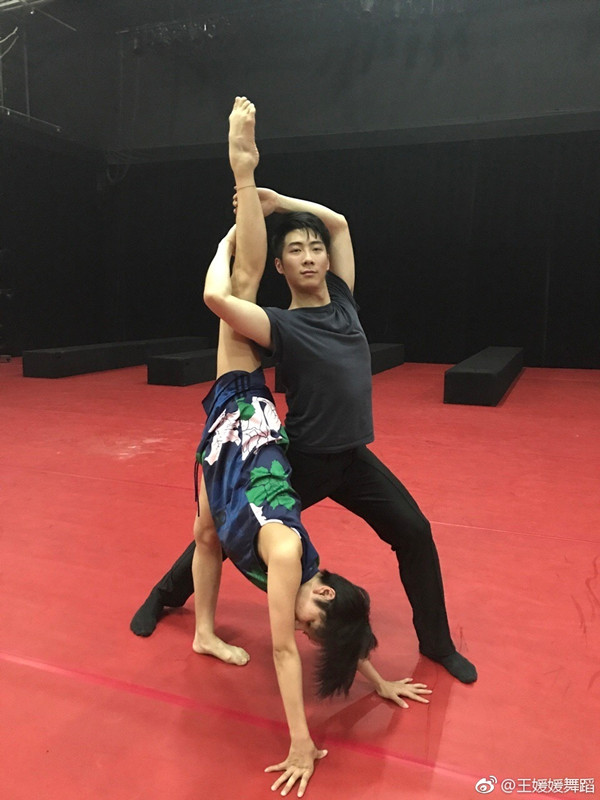 冯小刚炮轰有些演员就知道修图，不料自家海报P错了腿