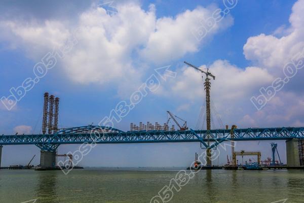 沪通长江大桥天生港航道桥钢拱肋拼装施工工程紧张进行 (1).jpg