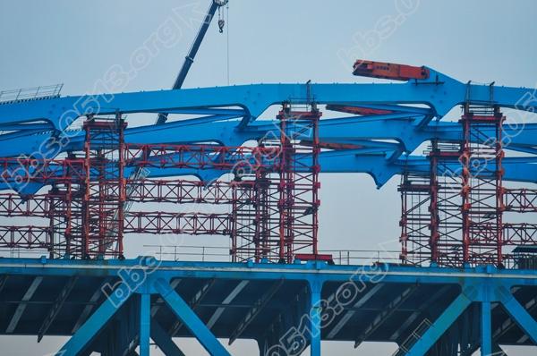 沪通长江大桥天生港航道桥钢拱肋拼装施工工程紧张进行 (2).jpg