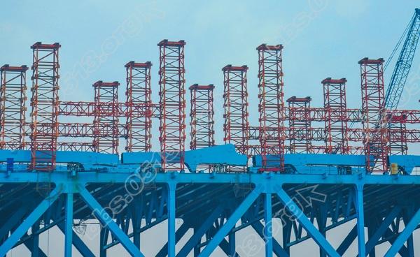 沪通长江大桥天生港航道桥钢拱肋拼装施工工程紧张进行 (3).jpg