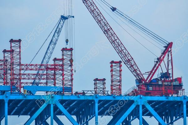 沪通长江大桥天生港航道桥钢拱肋拼装施工工程紧张进行 (4).jpg