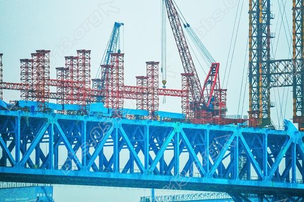 沪通长江大桥天生港航道桥钢拱肋拼装施工工程紧张进行 (6).jpg