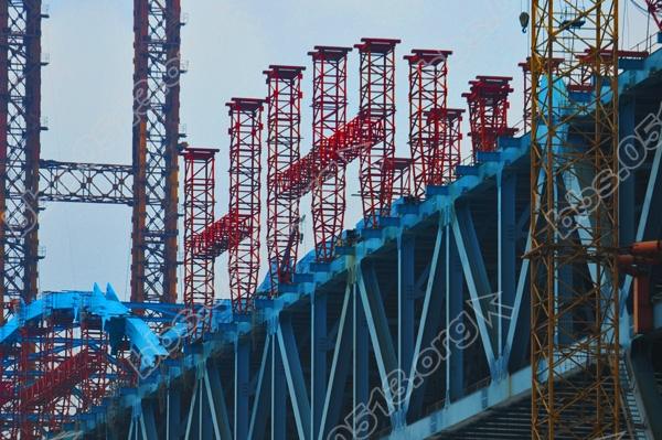 沪通长江大桥天生港航道桥钢拱肋拼装施工工程紧张进行 (5).jpg