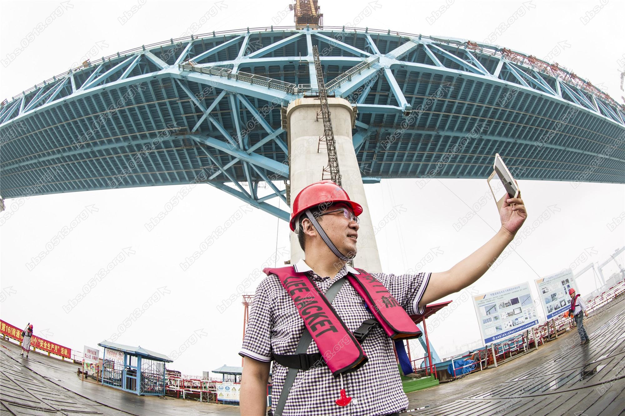 8H2A0820我和大桥合个影 - 副本.jpg